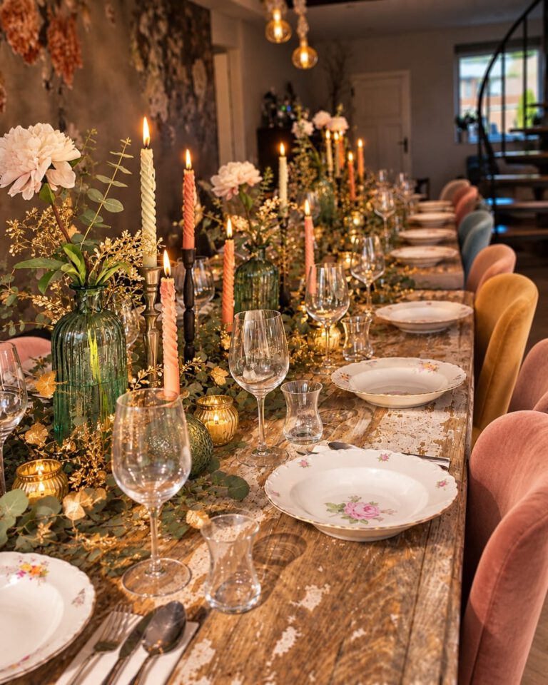 Feestelijk gedekte tafel in roze, goud en groen voor een bijzonder moment