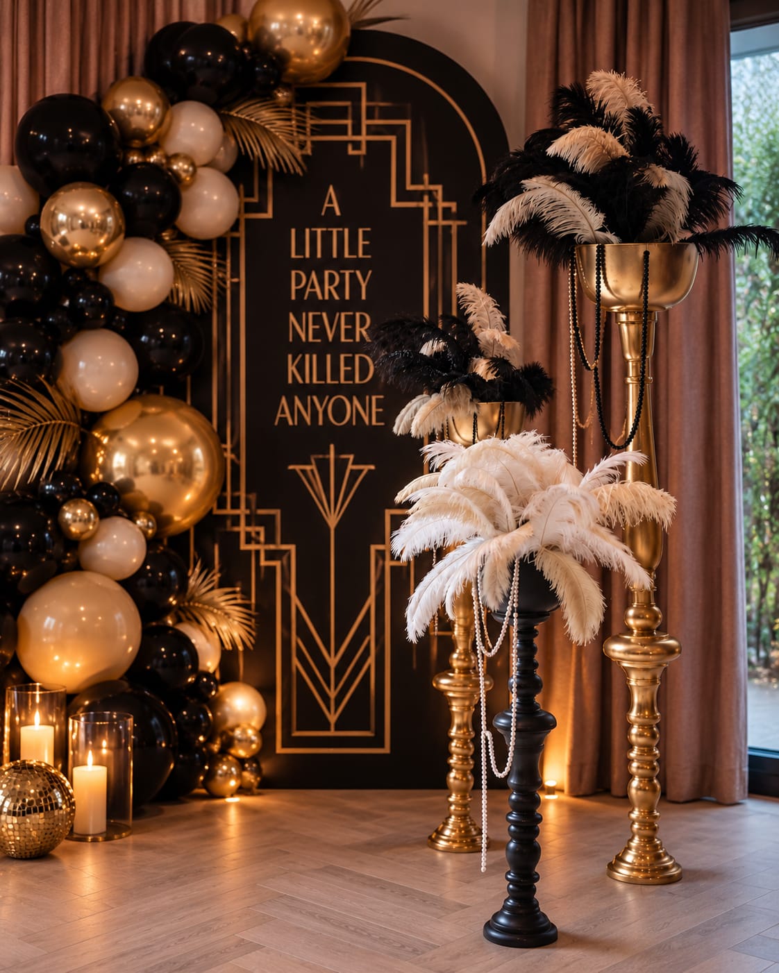 Great Gatsby backdrop met zwarte en gouden ballonnen, veren en Art Deco paneel door Wonderful Creations
